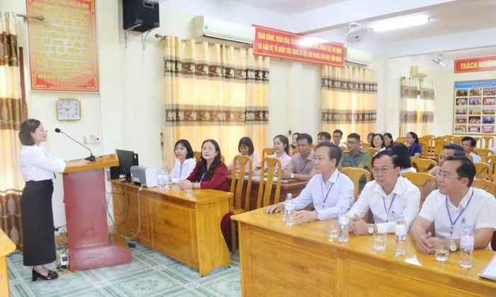 Trưởng điểm thi báo cáo với đoàn công tác Ban chỉ đạo Kỳ thi tốt nghiệp THPT tỉnh Quảng Trị.