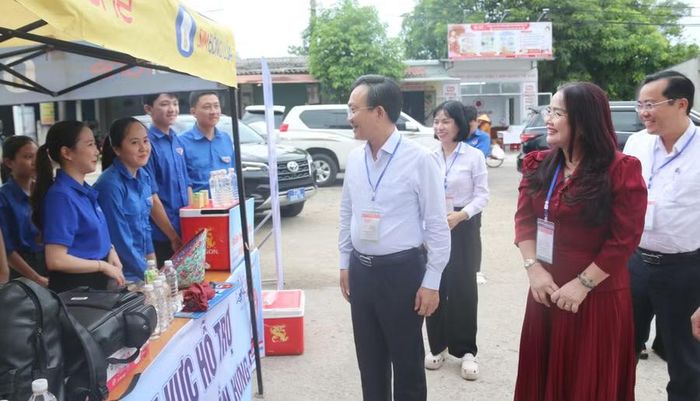 Lãnh đạo tỉnh động viên lực lượng làm nhiệm vụ thi.