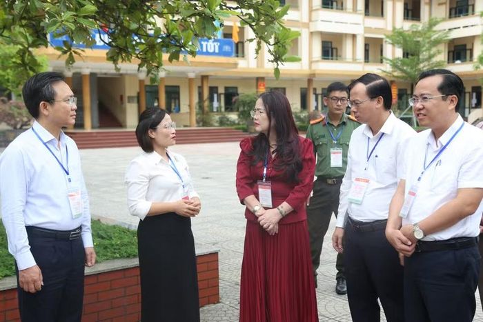 Lãnh đạo UBND tỉnh kiểm tra tại điểm thi Trường THPT Trần Hưng Đạo.