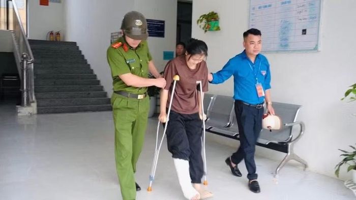Lực lượng công an hỗ trợ các trường hợp gặp sự cố tới Điểm thi.