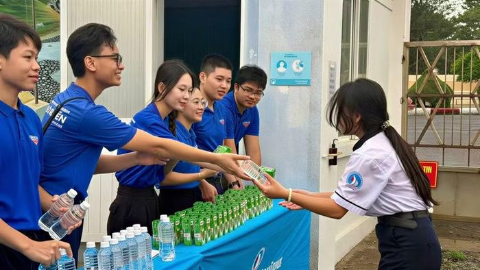 Lực lượng tiếp sức mùa thi hỗ trợ nước uống, sữa cho các thí sinh.