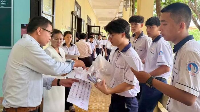 Các thí sinh làm thủ tục vào phòng thi.