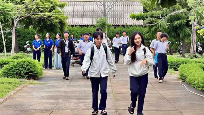 Các thí sinh đến Điểm thi Trường THPT Ngô Quyền.