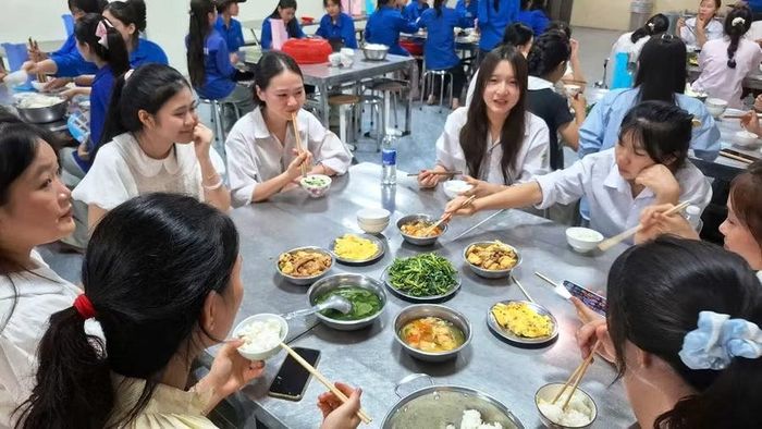 Thí sinh phấn khởi khi được ăn cơm miễn phí trong những ngày dự thi.