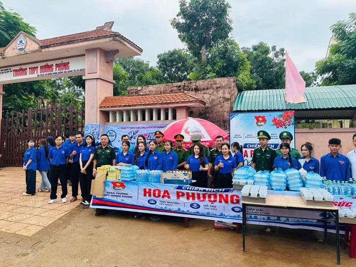 Các lực lượng tiếp sức mùa thi ở Trường THPT Hướng Phùng.