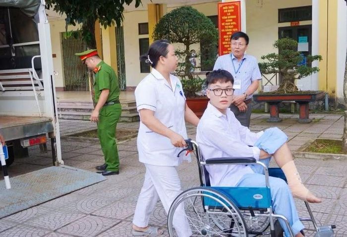 Cán bộ Y tế của Trung tâm Y tế khu vực Cẩm Khê phối hợp với Công an xã Cẩm Khê hỗ trợ thí sinh Lê Công Sơn đến Điểm thi an toàn.