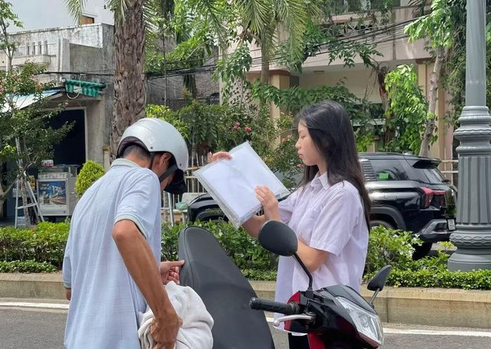 Sĩ tử kiểm tra lại thông tin, giấy tờ trước khi bước vào phòng thi.