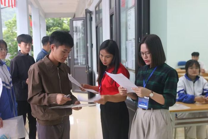 Thí sinh tại Điểm thi Trường PTDTNT THPT tỉnh Lai Châu bước vào thi môn Toán.