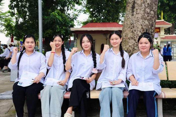 Thí sinh Hưng Yên thể hiện quyết tâm trước giờ thi.