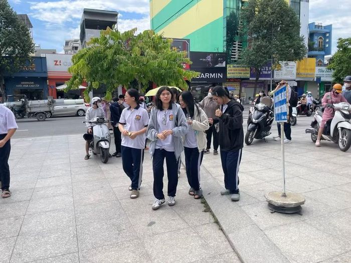 Thí sinh bước vào thi môn Toán tại Điểm thi Trường THPT Ngô Quyền. Ảnh: Hà An.