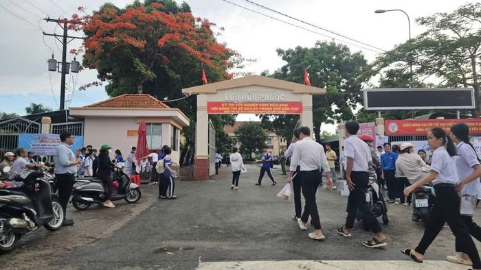 Thí sinh tại Điểm thi Trường THPT Lưu Hữu Phước, phường Ô Môn, TP Cần Thơ.