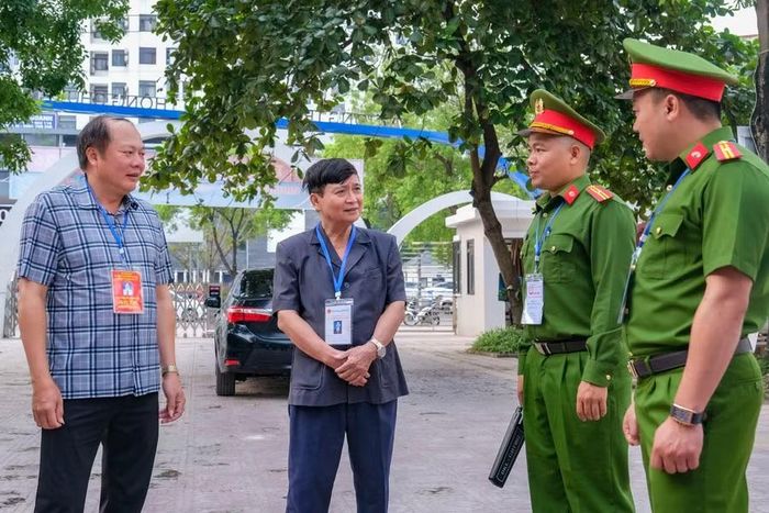 Ông Tạ Việt Hùng - Giám đốc Sở GD&amp;ĐT Bắc Ninh (ngoài cùng bên trái) động viên lực lượng làm nhiệm vụ thi.