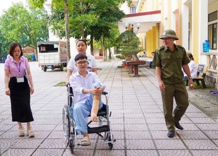 Thí sinh Lê Công Sơn (xã Cẩm Khê) được Trung tâm Y tế khu vực Cẩm Khê phối hợp với Công an xã Cẩm Khê đưa đến Điểm thi.