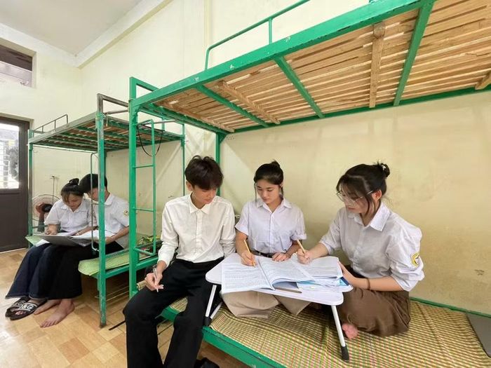 Trường Điểm thi dành ký túc xá thành nơi lưu trú của thí sinh và người nhà.