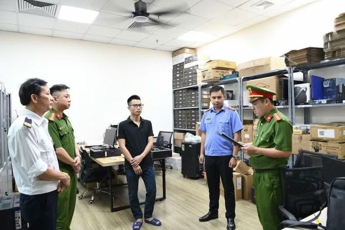 Cơ quan CSĐT Công an tỉnh Phú Thọ thi hành lệnh khám xét khẩn cấp nơi làm việc đối với Khuất Tiến Minh (SN 1990) là Giám đốc Công ty TNHH MTV giải pháp công nghệ Tek- solution (ảnh Công an tỉnh Phú Thọ cung cấp).