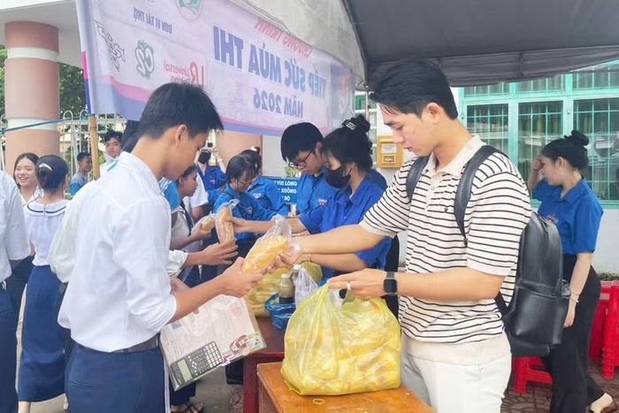 Những ổ bánh mì được trao tận tay các sĩ tử An Giang.