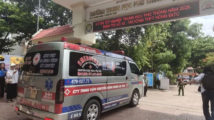 Xe cứu thương chở thí sinh đặc biệt đến điểm thi. (Ảnh: TH)