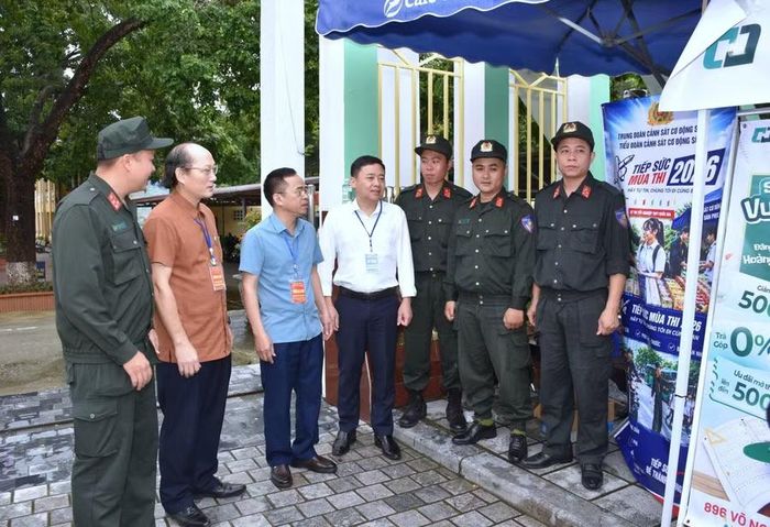 Ông Nguyễn Văn Đoạt - Phó Chủ tịch UBND tỉnh, Trưởng BCĐ thi tốt nghiệp THPT năm 2026 tỉnh Điện Biên (thứ 3 tính từ bên trái) cùng đoàn công tác thăm hỏi cán bộ chiến sĩ Cảnh sát cơ động đang làm nhiệm vụ.