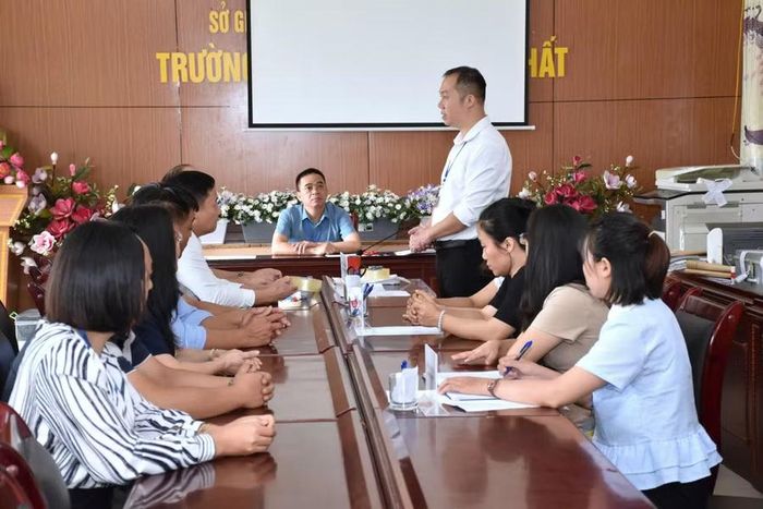 Đoàn công tác nghe Trưởng Điểm thi báo cáo tình hình.