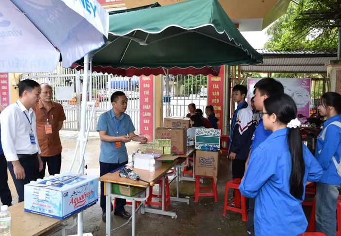 Lãnh đạo UBND tỉnh Điện Biên cùng đoàn công tác thăm hỏi, động viên lực lượng thanh niên tình nguyện.