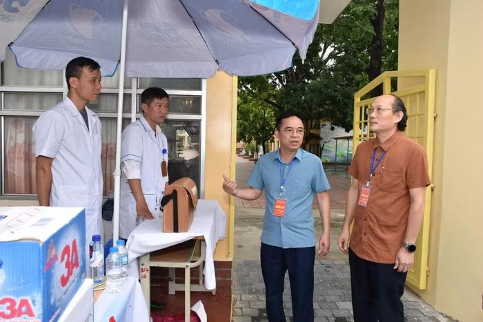 Ông Cù Huy Hoàn - Phó Giám đốc Sở GD&amp;ĐT tỉnh Điện Biên (ngoài cùng bên phải) cùng lãnh đạo UBND tỉnh Điện Biên kiểm tra tại cơ sở.