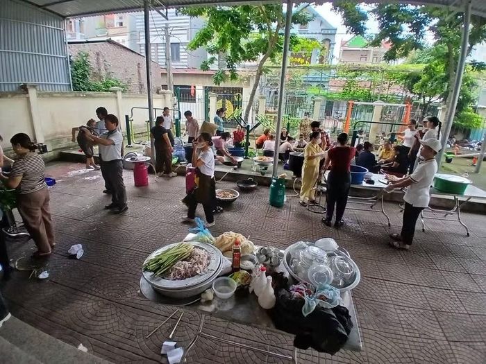 Nhà văn hóa thôn Đông Lâu trở thành điểm tổ chức ăn trưa cho thí sinh vào ngày 11/6.