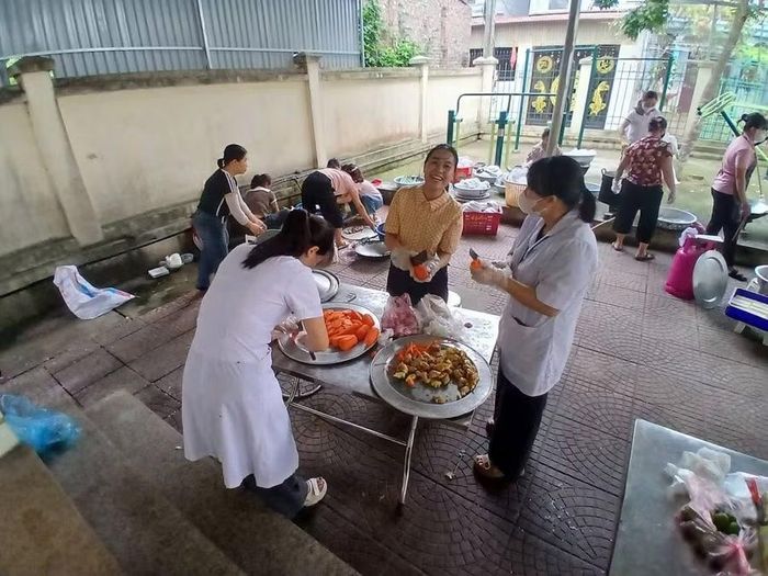 Bữa cơm nghĩa tình có sự tham gia đồng hành của nhiều tổ chức, cá nhân, nhà hảo tâm.
