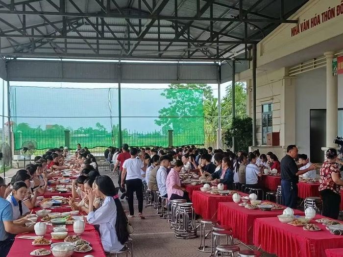 Từng bàn ăn được đóng thành mâm cơm cho 6 người lớn dùng.