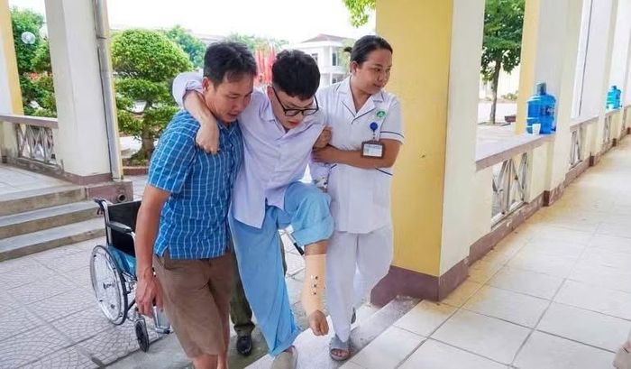 Thí sinh Lê Công Sơn (trú tại xã Cẩm Khê) được hỗ trợ đến dự thi tại Điểm thi Trường THPT Cẩm Khê an toàn sau khi gặp tai nạn giao thông và phải phẫu thuật chân.