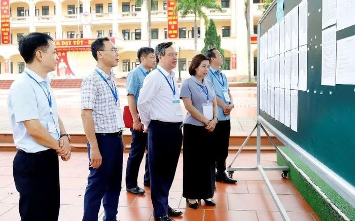 Bà Phùng Thị Kim Nga - Phó Chủ tịch UBND tỉnh Phú Thọ cùng Đoàn công tác kiểm tra tại Điểm thi THPT Hùng Vương (phường Phú Thọ).