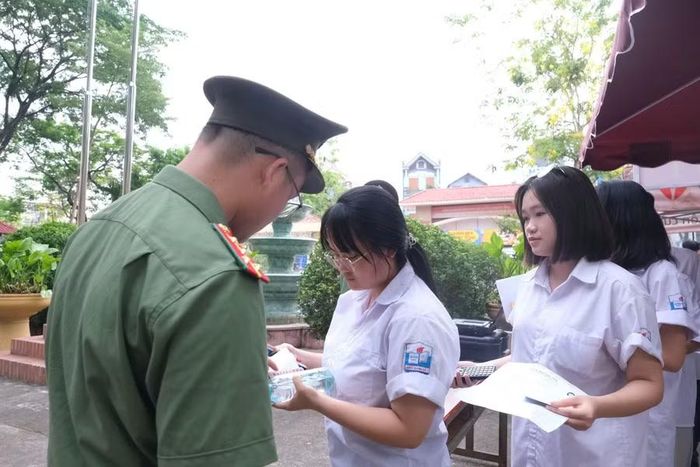 Lực lượng chức năng kiểm tra, động viên thí sinh thi tốt.