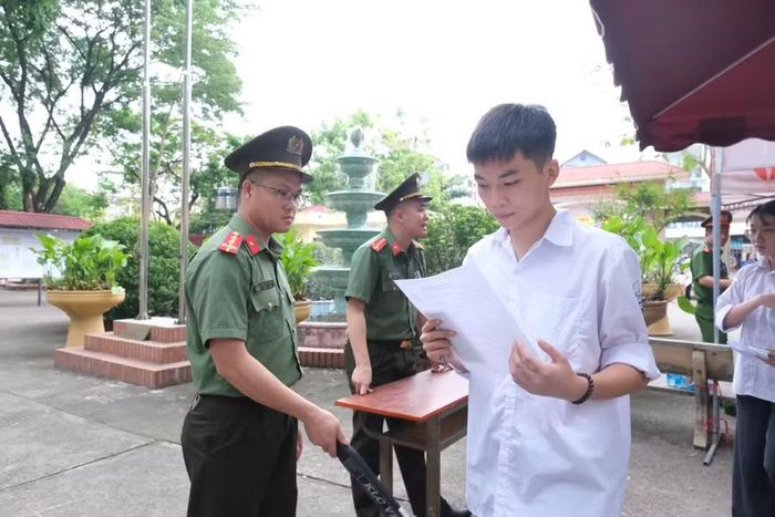 Máy quét hỗ trợ kiểm soát thí sinh dự thi, tránh mang tài liệu không được phép vào phòng thi.