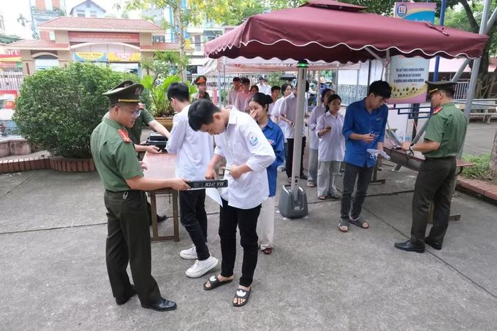 Điểm thi Trường THPT Lạng Giang số 2 có 765 thí sinh đăng ký dự thi, trong đó 151 thí sinh tự do, việc kiểm soát an ninh được thắt chặt.