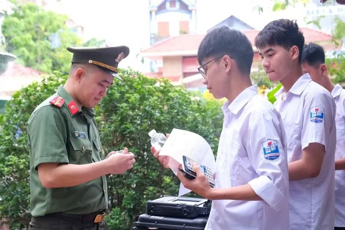 Lực lượng chức năng kiểm tra vật dụng của thí sinh dự thi.