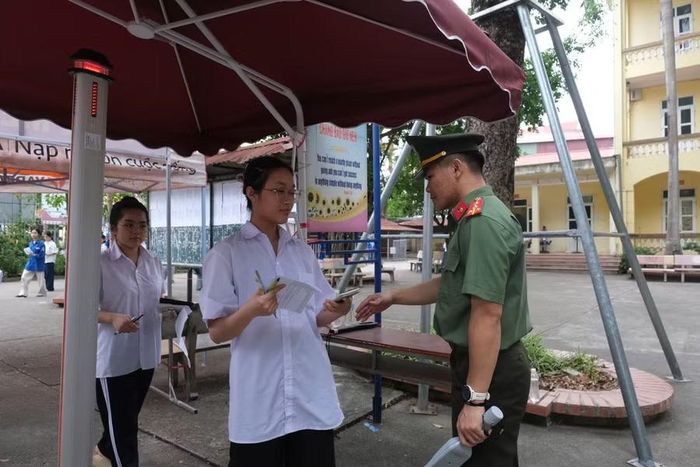 Kiểm tra thiết bị mang vào phòng thi tại cổng mềm, cửa từ.