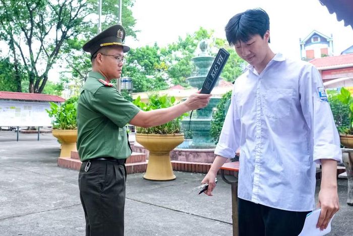Máy quét cầm tay hỗ trợ kiểm soát thí sinh di chuyển vào phòng thi.