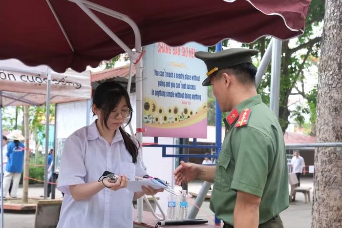 Lực lượng công an nhắc nhở thí sinh dự thi tại Điểm thi Trường THPT Lạng Giang số 2.