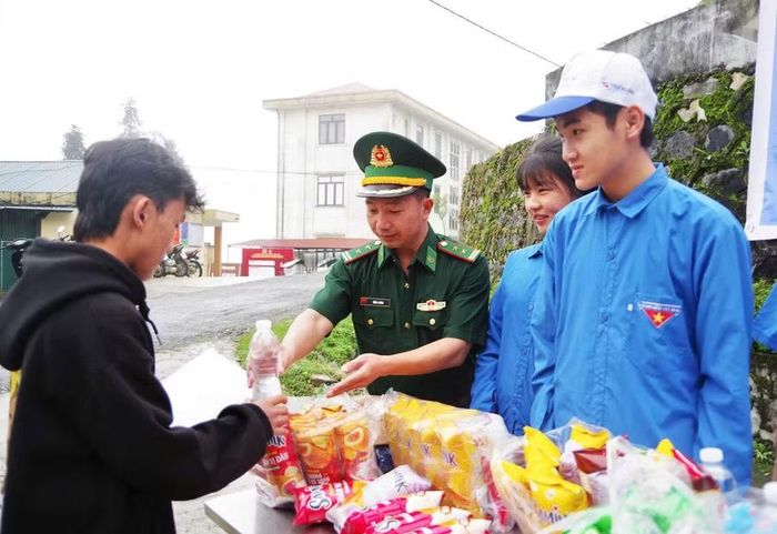 Học sinh Trường THPT Dào San nhận những phần quà tiếp sức trước giờ thi.