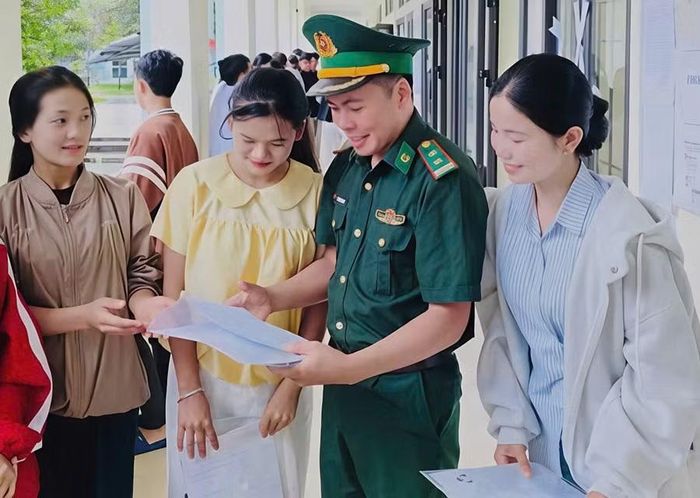Lực lượng biên phòng hướng dẫn làm thủ tục dự thi, động viên tinh thần các thí sinh trước khi bước vào Kỳ thi.