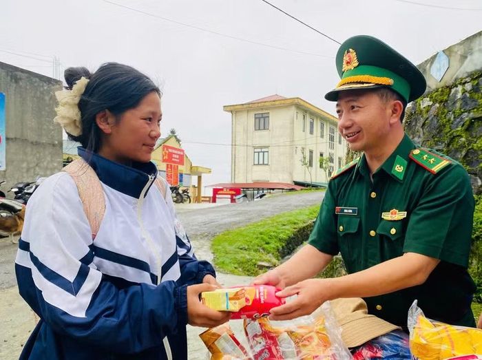 Cán bộ Đồn biên phòng Dào San tặng bánh, sữa cho thí sinh.