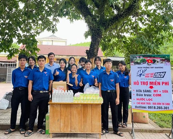 Những chai nước, hộp sữa, suất ăn được chuẩn bị kỹ lưỡng để hỗ trợ thí sinh.