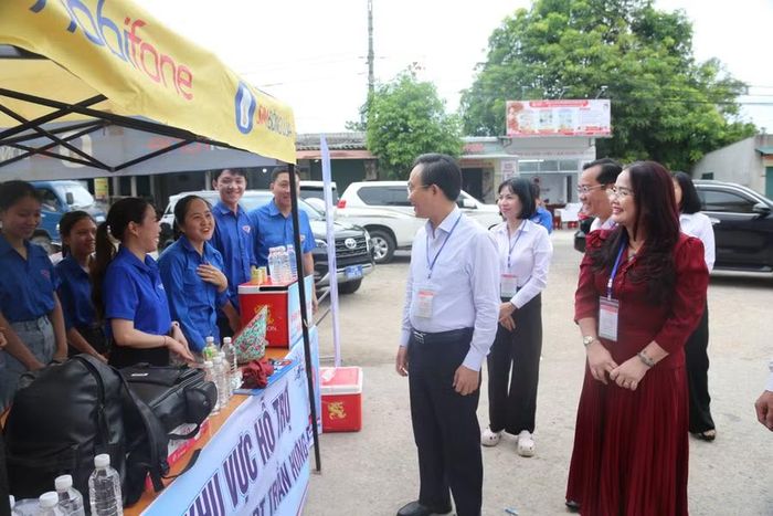 Phó Chủ tịch UBND tỉnh Hoàng Xuân Tân và Giám đốc Sở GD&amp;ĐT Lê Thị Hương trò chuyện cùng các đoàn viên.