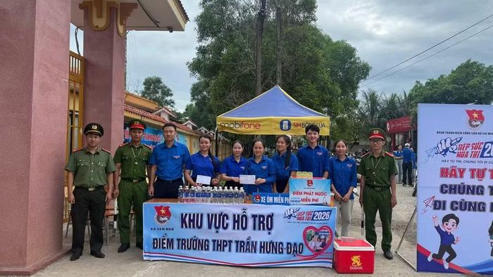 Đoàn viên xã Sen Ngư đồng hành hỗ trợ thí sinh.