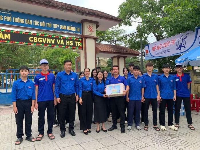 Chị Trần Thị Thu - Bí thư Tỉnh đoàn đến thăm đội hình tình nguyện tại Trường Phổ thông Dân tộc nội trú THPT Nam Quảng Trị.