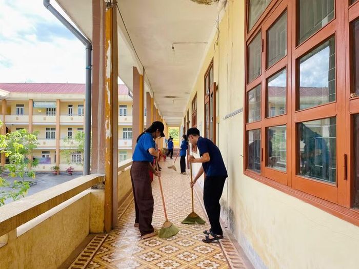 Đoàn viên tham gia quét dọn vệ sinh khuôn viên.