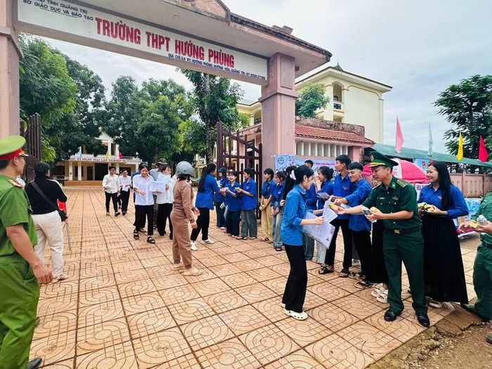 Các lực lượng chung tay hỗ trợ thí sinh người Vân Kiều tham dự kỳ thi.