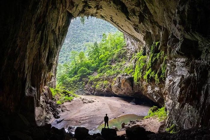 Vẻ đẹp kỳ vĩ của hang Én.