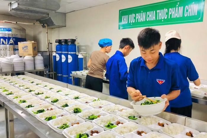 Các đoàn viên chuẩn bị 400 suất cơm miễn phí cho các sĩ tử và phụ huynh.