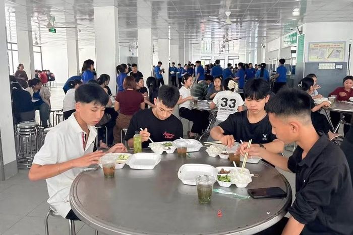 Các sĩ tử ăn cơm trong thời gian nghỉ trưa, chờ thi buổi chiều.