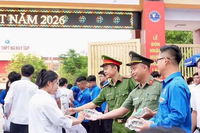 Đoàn viên, thanh niên phát nước uống cho thí sinh tại Điểm thi Trường THPT Hà Huy Tập, Nghệ An.